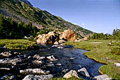 Val Malenco - Verso il Rifugio Bosio il torrente Torreggio scorre tra antichi massi erratici. 